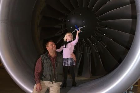  Indonesia on Anak Kecil Yang Berpose Di Pratt   Whitney 777 Engine