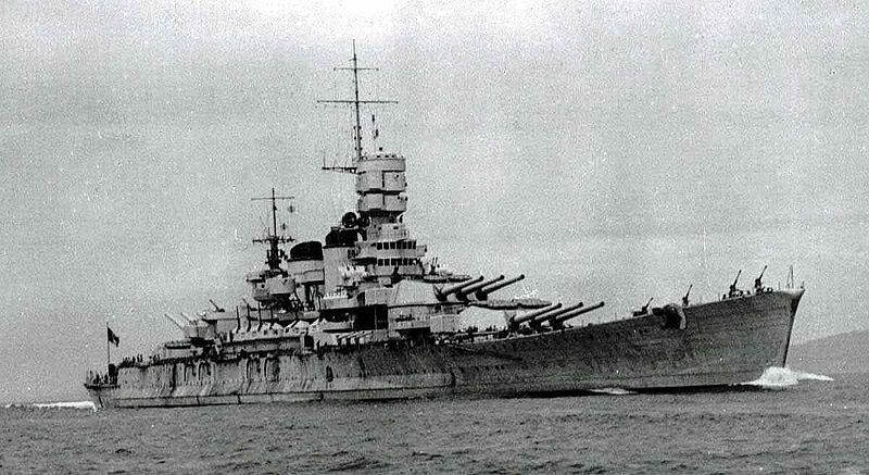 800px-Italian_battleship_Roma_1940_starboard_bow_view.jpg