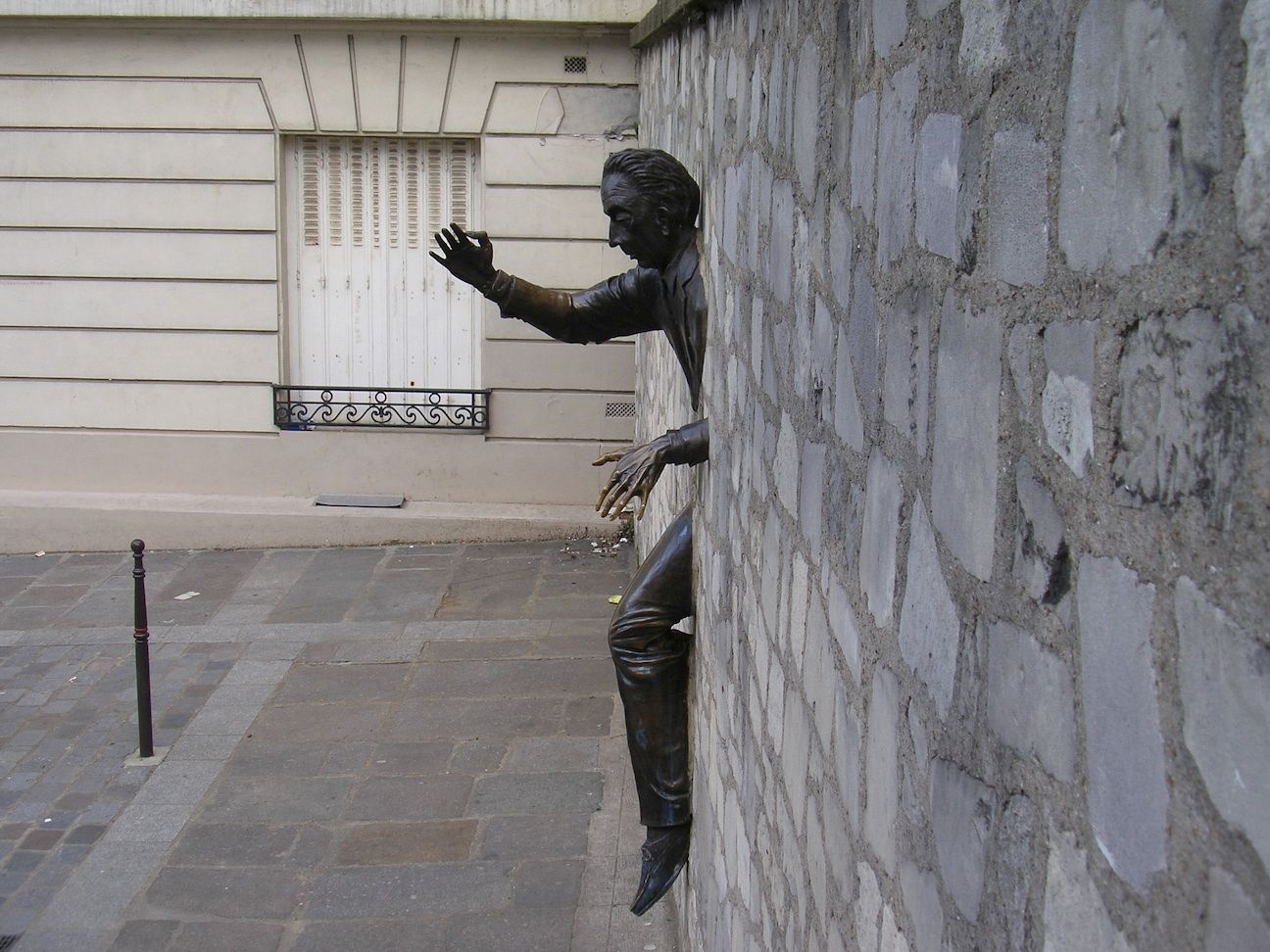 Le Passe-Muraille, Man in Wall