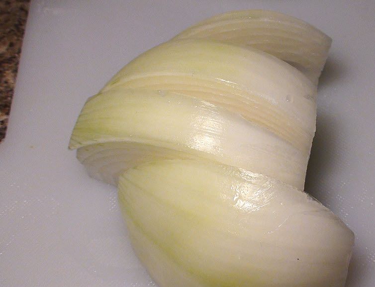 Cut the onion into large pieces